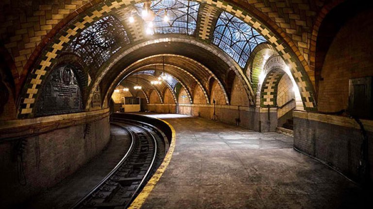 Тази красиво проектирана метростанция се намира под  City Hall в Ню Йорк. Станцията е била затворена през 1945 г. и поради съображения за сигурност като цяло остава затворена, с изключение на случайни ексклузивни турове