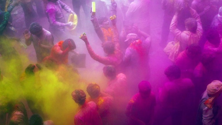 Да се къпеш в цветовете на любовта и веселието