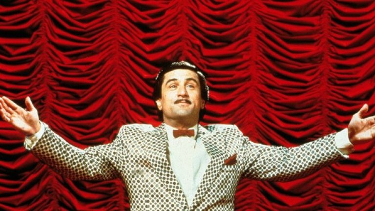 4. The King of Comedy/Кралят на комедията – 1982
Лентата разказва историята на неудачника, ловец на автографи Рупърт Пъпкин (Де Ниро), изпълнен с амбиция да стане известен комедиант-шоумен, също като кумира си - голямата звезда Джери Ленгфорд (Люис). След случайно стечение на обстоятелствата, Пъпкин се сдобива с визитката на Ленгфорд, дадена му лично от последния с цел по-скоро да се освободи от досадния почитател. Това обаче е прието от натрапника като покана за сътрудничество, което Пъпкин ще преследва с всички средства.
Списание Empire включва Кралят на комедията в класацията си "500 най-велики филма за всички времена", като филма дори заема място сред първите 100.