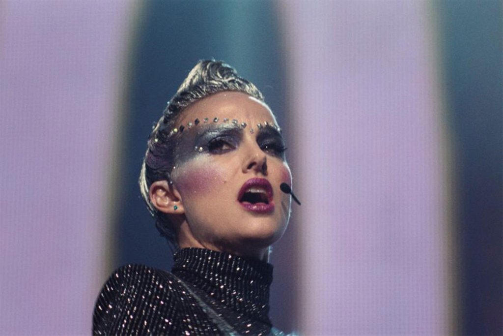 \"Vox Lux\"
\"Vox Lux\" разказва историята на Селест (Натали Портман), световно известна поп звезда, която се изправя пред миналото си часове преди голям концерт. Зрителите се връщат 15 години назад, за да се запознаят с възходите, паденията и пътят 