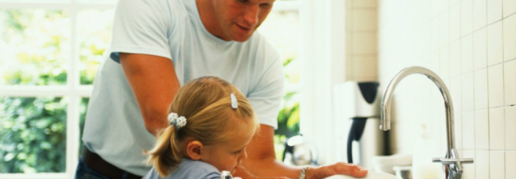 GETTY_053014_DadCleanswDaughter