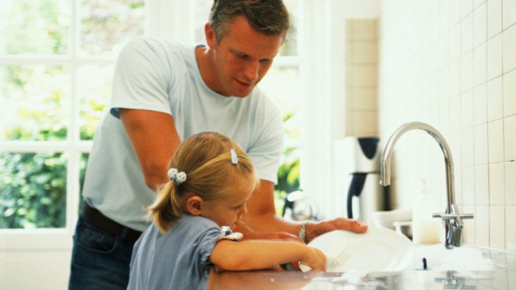 GETTY_053014_DadCleanswDaughter