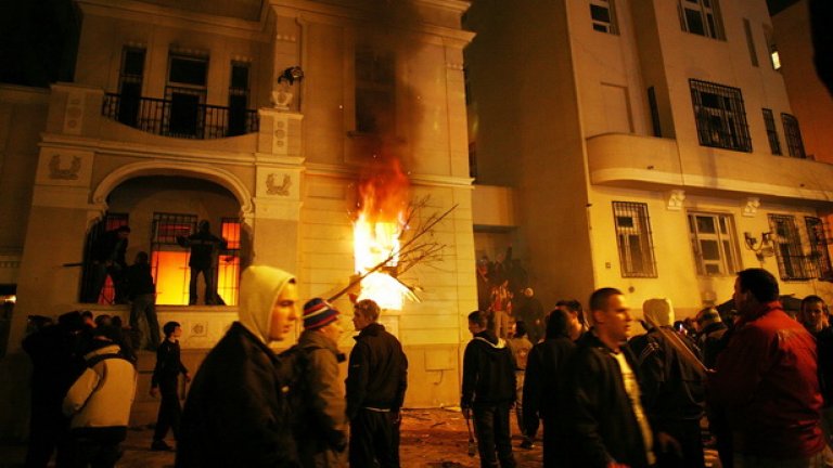 На 21 февруари 2008 г. след обявяването на независимостта на Косово бе щурмувано американското посолство в Белград. Главни действащи лица бяха момчетата от агитките на Цървена звезда и Партизан