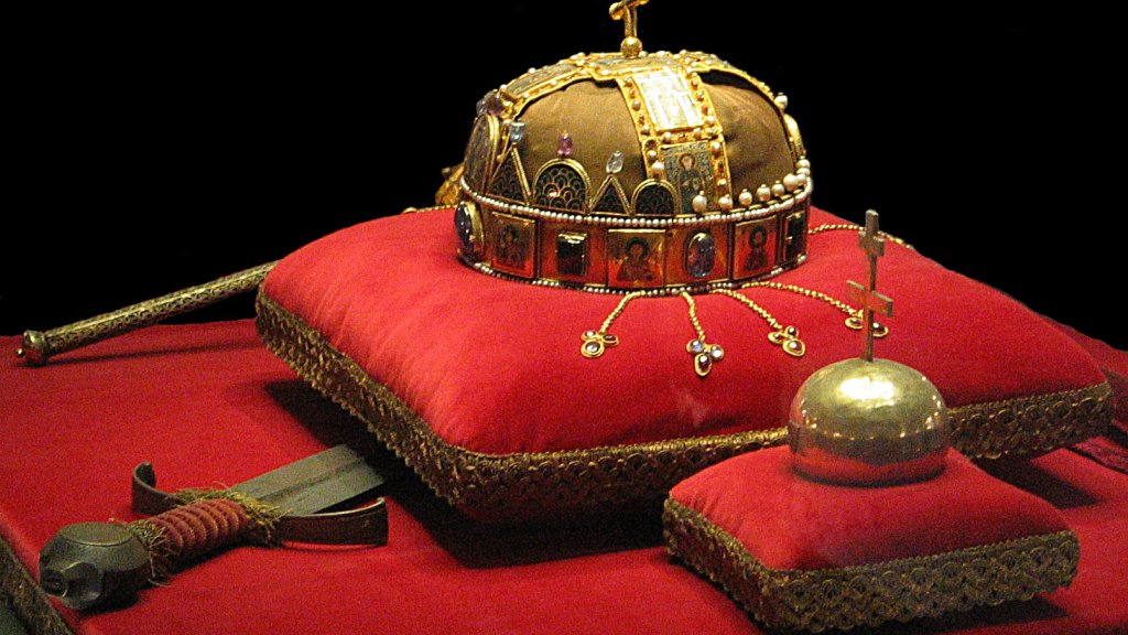Crown,_Sword_and_Globus_Cruciger_of_Hungary2