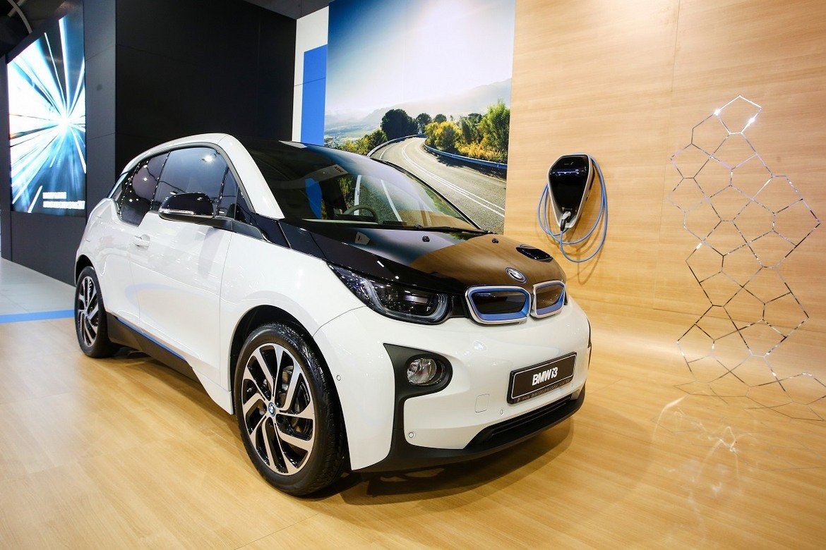 BMW i3 е първият изцяло електрически автомобил на компанията. Той е с батерия с капацитет 94 амперчаса като с нея електромобилът ще изминава максимум 280 км с едно зареждане. 

От BMW предлагат и Wallbox – зарядна станция за дома, която позволява за около три часа акумулаторите да получат ток за изминаването на 180 км. В салона над 80% от използваните материали са рециклирани. Екранът на мултимедита вече може да е с до 10,24 инча големина.

Навигационната система на електромобила дава информация за свободните зарядни станции, запасът от ход в различните режими на шофиране и интелигентно планиране на пробега. 