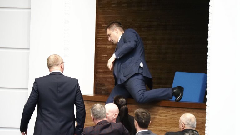 Депутати на ДПС и "Възраждане" се сдърпаха заради кабел, Пеевски брани Йордан Цонев с тяло