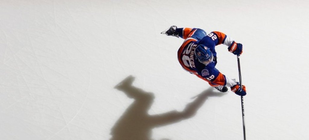 В НХЛ обикновено нямаш и секунда свобода на леда, но този кадър някак е уловил Тейлър Кенеди от Ню Йорк Айлендърс сам. Даже самотен на площадката... единствено придружаван от сянката му.