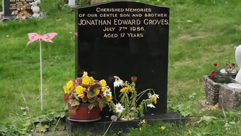Надгробната плоча на момчето от Уелс.
