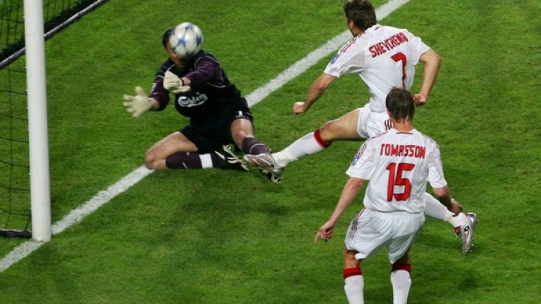 ... Но добавката е от метър, може би дори по-близо. Шева стреля със сила в огромната врата при паднал вратар.