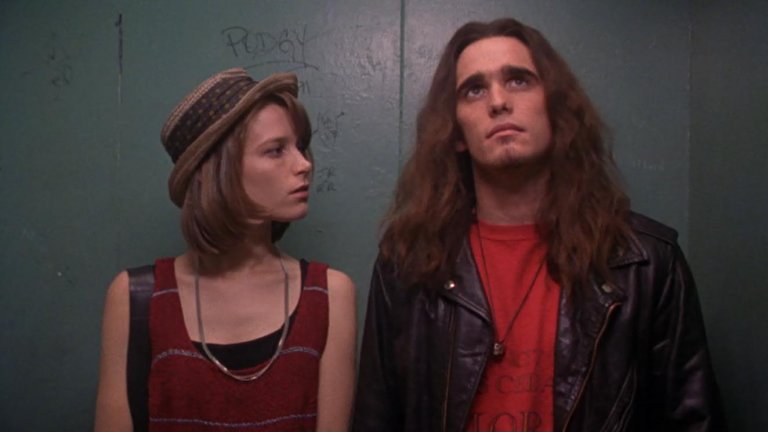 Singles / "Любовни квартири" 
Ако има филм, който да може да улови духа на 90-те и грънджа, то това е Singles. Сюжетът се фокусира върху любовните драми на група младежи от Поколението Х, живеещи в една сграда в Сиатъл, промотираща квартирите си с една спалня - идеални както за сами хора, така и за млади двойки. Разделен на отделни "глави", филмът предава различните етапи в живота на две двойки, техните сътресения и възходи, както и любовния живот на техните приятели и сътрудници. Макар да не се върти около музиката, този филм е рокаджийски и пълен с местни банди като Pearl Jam, Alice In Chains и др. Ако 90-те ви липсват по някакъв начин, то Singles определено може да задоволи тази нужда.