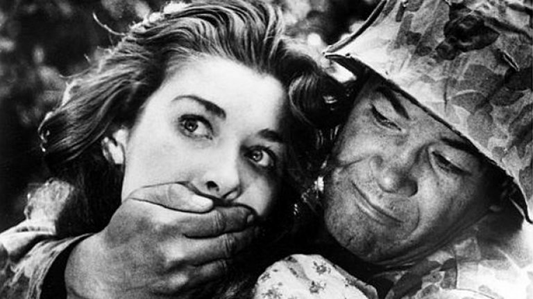 Стенли Кубрик и Fear and Desire (1953) 

Колкото и голям фен да сте на Стенли Кубрик, има голям шанс да не сте гледали първия му опит в игралното кино Fear and Desire. Военният филм се приема положително от критиката, но не се представя добре финансово, а Кубрик бързо се дистанцира от него. 

Години по-късно го определя като „несвързано и аматьорско филмово упражнение”, което може и да звучи твърде сурово, но наистина Fear and Desire няма как да се сравнява с върховете, които достига режисьорът в следващите си филми. 
