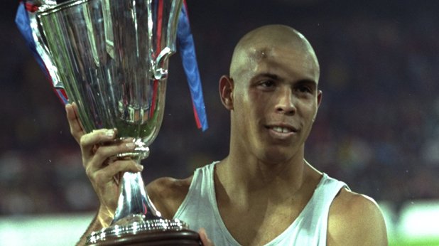 Като играч на Барселона Роналдо спечели Купата на носителите на купи през 1997, а същата година бе избран и за най-добър играч в Европа и взе престижната награда "Златната топка"