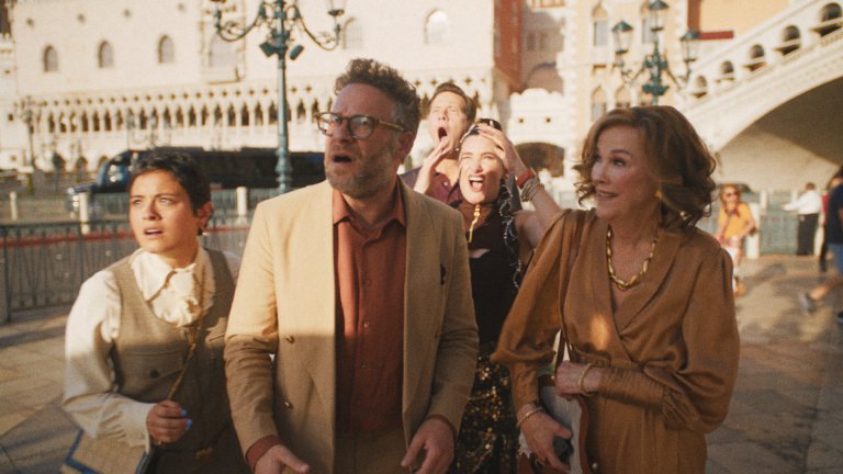 “Студиото”, сезон 1
Къде: в Apple TV+

Сет Роугън стои зад комедията, която ни впечатли най-силно тази година. Сюжетът следва директор във филмово студио, който се опитва едновременно да продуцира хитови блокбъстъри и стойностни филми. Но в процеса се заплита и единствената му цел става да не бъде уволнен преждевременно.