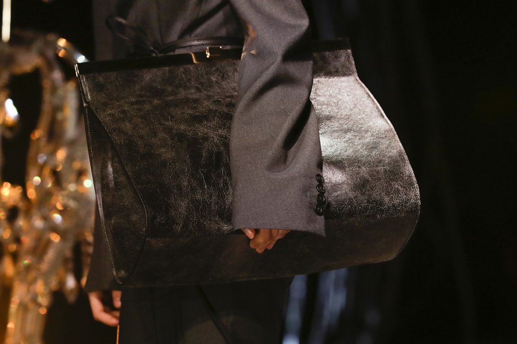 Чанта без дръжка

Стига да не сте капризни при носенето на чантите, този сезон може да влезете в крак с модата и чантите без дръжка, които могат да се носят под мишница и да тестват издръжливостта на ръцете ви.