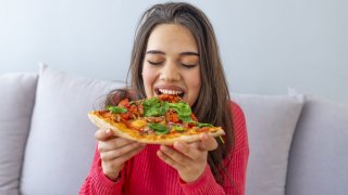 Хапва ви се нещо вредно и калорично? Изкушава ви да съгрешите с нещо, което е тотално извън кето диетата? Искате прекрасна вечеря без много усилия и без угризения?
Ние сме насреща! Ето седем апетитни ястия, с които няма да кривнете извън строгия си режим: