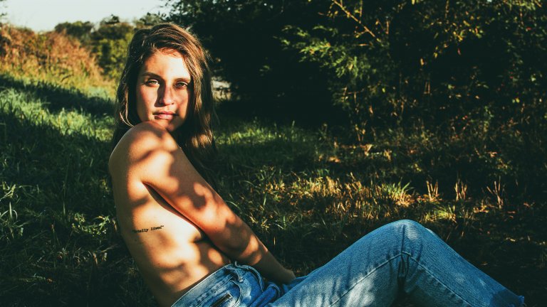 Някои дрехи никога не излизат от мода, а вечните класики в гардероба ще ви помогнат да изглеждате зашеметяващо всеки път, когато ги облечете. 
Дънки с висока талия
Дънките с висока талия могат да се определят като нещо от миналото, настоящето и бъдещето. Тази тенденция никога не остарява, колкото и време да минава, затова един или два чифта от тях са едно от задължителните неща, които трябва да имате в гардероба си. Съчетават се лесно с всичко и могат да се носят както в ежедневието – с широка тениска, така и на излизания вечер с токчета например.