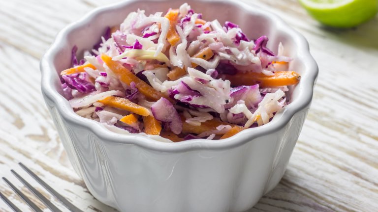 КолслоЕдна вкусна американска класика за предястие или гарнитура. Настъргваме малка глава зеле и малка глава червено зеле, както и три моркова. Нарязваме глава бял лук на много фини полумесеци и смесваме зеленчуците. Дресингът правим от 200 грама майонеза, супена лъжица горчица, супена лъжица мед, сол и черен пипер. Заливаме и разбъркваме много добре, преди да сервираме.