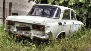Този "Москвич" и много други като него така и не доживяха момента, в който ще могат да минат по завършената "Хемус", чието строителство започна още през 1974 г.