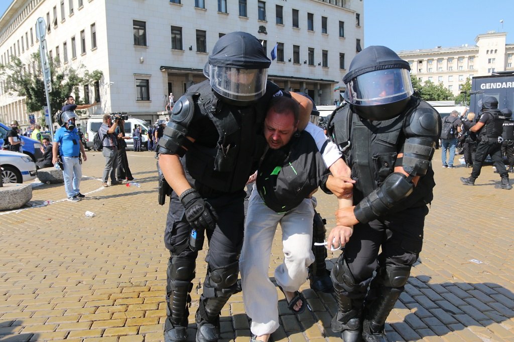 "Велико народно въстание": Напрежение на площaда и лют спрей срещу протестиращите