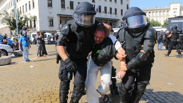 "Велико народно въстание": Напрежение на площaда и лют спрей срещу протестиращите