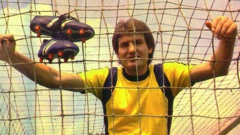 6. Георги Славков (Ботев Пловдив) 
Носител на „Златната обувка“ за 1981 г., през същата година Славков печели с пловдивския тим Купата на Съветската армия. Вкарва и гола за победата над Барселона с 1:0 в турнирите на УЕФА. Лидер на една от най-силните формации за Ботев (Пд) през вековната история на клуба, Славков завършва втори (1980 г.) и трети (1981 г.) в анкетата. Дори „Златната обувка“ очевидно не е достатъчно голямо основание за гласуващите, за да го посочат на първо място.