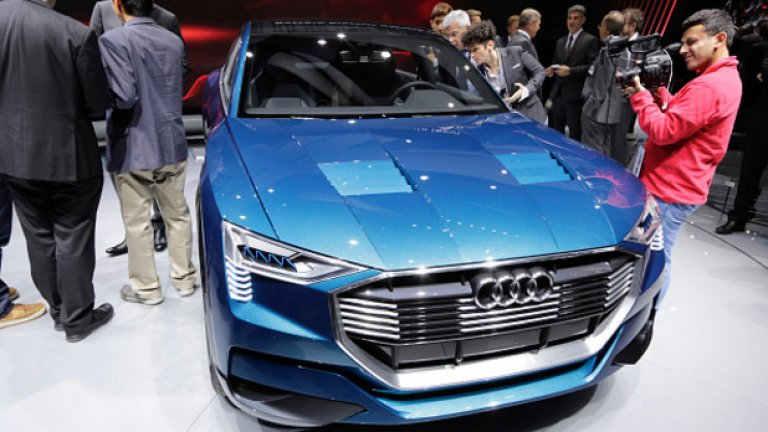 Audi Е-tron Quattro 
Подобно на Porsche, Audi също показа изцяло електрически прототип с 4х4 задвижване във Франкфурт. За разлика от Mission E, обаче, Audi изрично даде срокове за пускането на новия си електромобил в серийно производство. 
Очаква се той да дебютира на пазара през 2018 г., със заявка за близо 500 конски сили от два електромотора, ускорение от 0 до 100 км/ч за 4,6 секунди и максимална скорост от 209 км/ч. 
Наистина не е чак толкова бърз, колкото концептът на Porsche, но за сметка на това дизайнът и параметрите му го правят доста по-реалистичен. Презареждането на батериите му отнема 50 минути, което също е доста под нивото, обещано от Porsche. 
Е-tron Quattro обаче разполага с фотоволтаични панели върху покрива, които при подходящо време позволяват усвояването на достатъчно енергия за поддържането на 500 км автономен пробег с едно зареждане.