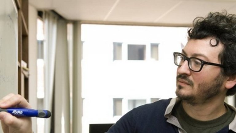 Ако екипажът или служителите от охраната на авиокомпанията си бяха направили труда да потърсят в Google името на този добродушен очилат пасажер, преди да обявят извънредно положение за няколко часа, вероятно щяха да разберат, че въпросният мъж - Гуидо Мензио - е млад, но отличен икономист, който преподава в университетите от т.нар. Бръшлянова лига на САЩ.