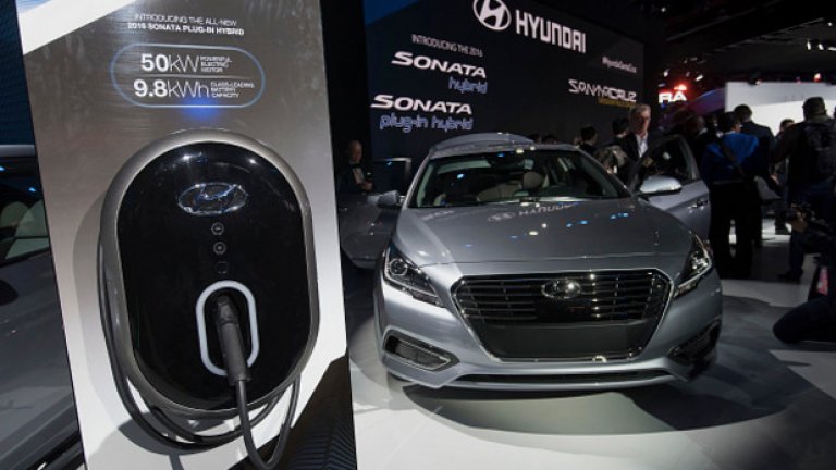 Kой ще стои зад софтуера в автомобилите - традиционните производители на автомобили като Mercedes и General Motors, или гиганти от Силициевата долина като Apple и Google, които обръщат вниманието си към Детройт?