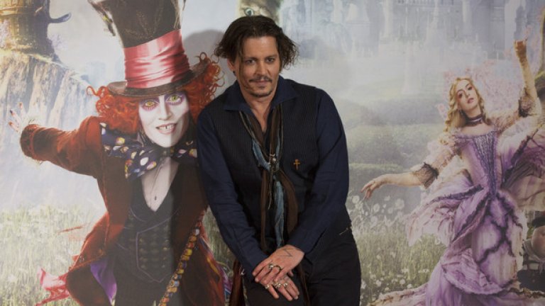 Джони Деп беше голямата звезда по време на лондонската премиера на "Алиса в Огледалния свят".
В галерията можете да видите снимки от премиерата и пресконференцията на новата версия на "Алиса" по култовата книга на Луис Карол