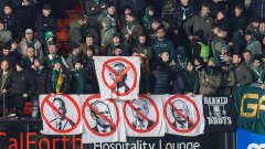 Феновете на Селтик успяха да изгонят Питър Лоуел