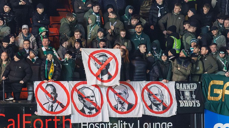 Феновете на Селтик успяха да изгонят Питър Лоуел