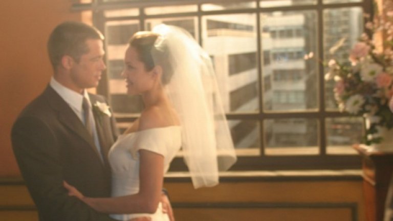 На база тези кадри от филма публиката си представяше сватбената рокля на Анджелина Джоли