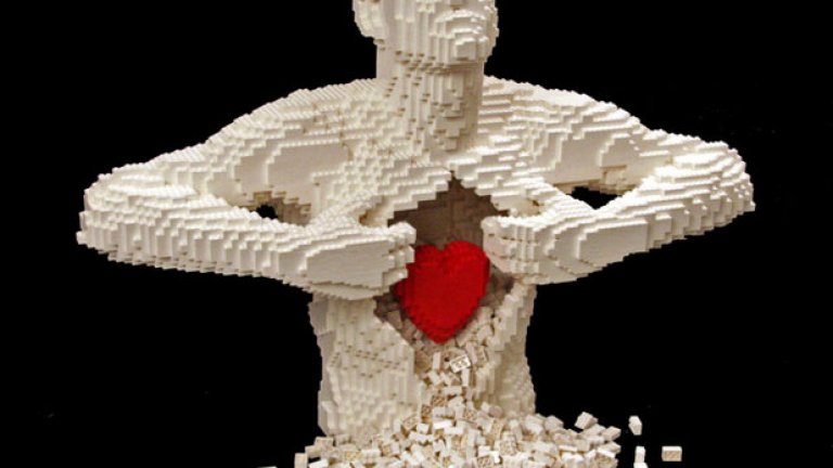 Свикнали сме да възприемаме Lego като детско занимание, но Нейтън Сауая гледа на него по съвсем друг начин и скулптурите му често изследват мрачни и сериозни теми като загубата, стреса, мъката и несигурността
