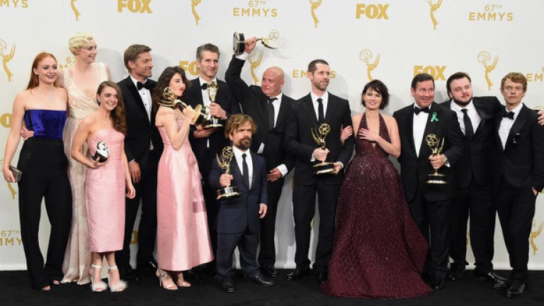 Екипът на Game of Thrones се наслаждава на момента, след като спечели рекордните за една вечер 12 статуетки "Еми"