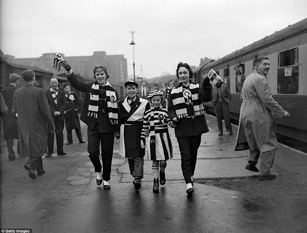 Ако се чудите - това в ръцете на феновете на Фулъм са кречетала, изключително популярни по стадионите на Англия до 80-те години на миналия век. Тези фенове на Фулъм отиват на гостуване в Ипсуич през 1957 г. с влака, а тимът им ги зарадва с победа - 3:2.
