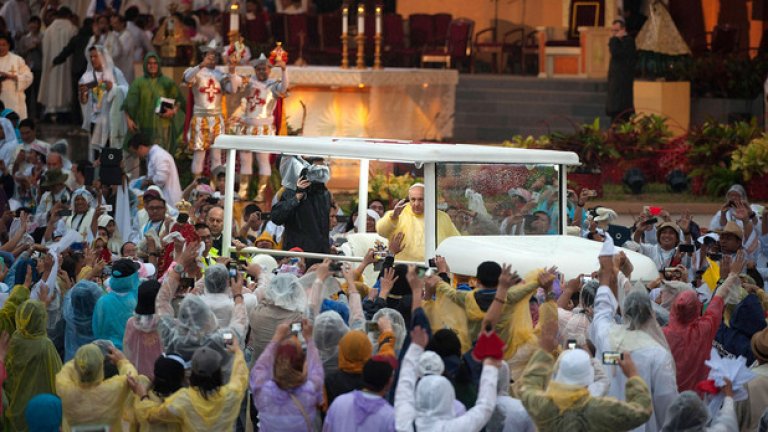 На тържествената литургия пристигна в папамобил, който имитираше дизайна на местните мини-автобуси, по-известни като"джипни" (jeepneys)