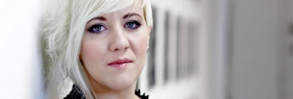 Хърватска - Нина Кралич
Тя е на 24 години и вече познава победата, след като през 2016 г. спечели риалити шоуто The Voice в Хърватия. Нина Кралич е най-успешната млада звезда на местната сцена. Днес ще се представи с песента си " Lighthouse. "