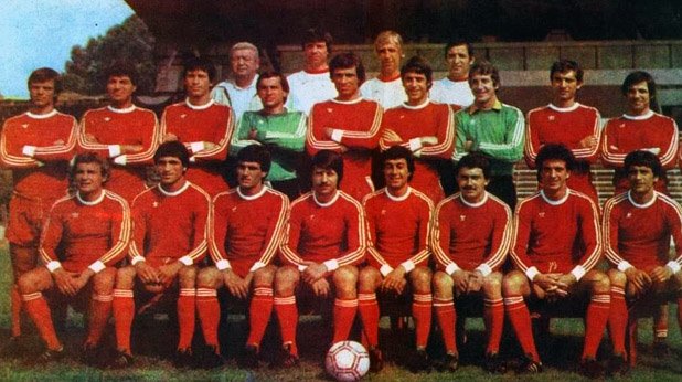 Съставът на ЦСКА за пролетта на 1982 г. Треньорът Аспарух Никодимов е горе в средата, а героят срещу Ливърпул Стойчо Младенов - най-вляво на средния ред.
