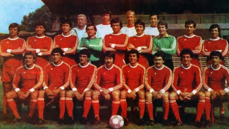 Съставът на ЦСКА за пролетта на 1982 г. Треньорът Аспарух Никодимов е горе в средата, а героят срещу Ливърпул Стойчо Младенов - най-вляво на средния ред.