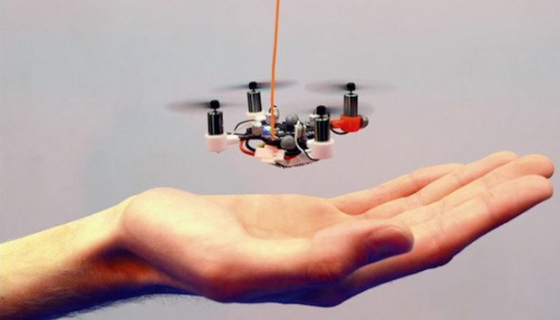 Пиктокоптерите са умалени версии на дроновете, които могат да се програмират така, че да работят във формации - например, да носят по-големи товари в координация. 