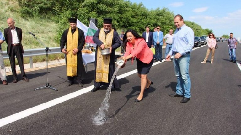 Министърът на регионалното развитие Лиляна Павлова откри новата отсечка с дължина 8,6 км между Свиленград и Капитан Андреево. На откриването присъства и шефът на АПИ инж. Лазар Лазаров. По време на откриването на новия уастък беше отслужен водосвет за здраве от отец Константин