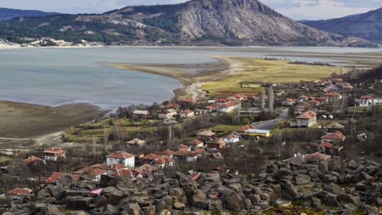 Крепостта Вишеград е една от най-запазените родопски крепости. 
На снимката: изглед към близкото село Островица и върха, на който е разположена по-голямата крепост от същата епоха - Моняк.