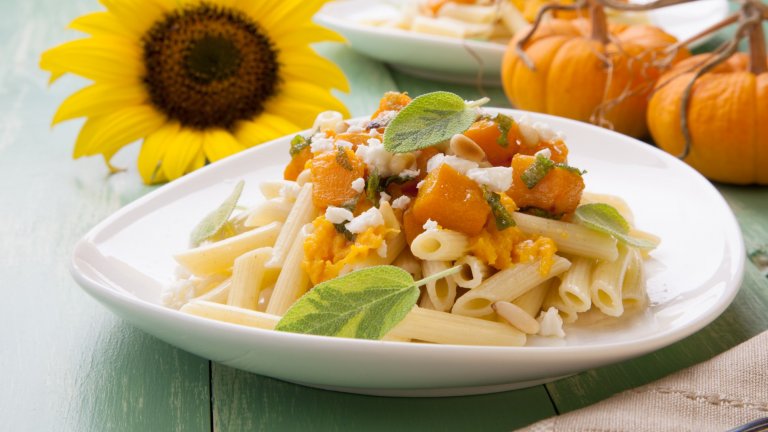 Паста с тиква и градински чайКралицата на есенната кухня - тиквата - си върви чудесно с паста и с градински чай. Докато сварявате паста по ваш избор според указанията на опаковката, в един тиган загрявате супена лъжица масло и запържвате няколко скилидки чесън и 400 грама тиква на кубчета, след което подправяте със сол и пипер на вкус. 
После добавяте още 100 грама масло и разбърквате в тигана, докато маслото стане кафяво-златисто. Остава ви само да добавите градинския чай и пастата с малко от водата, в която се е варила, и да изчакате няколко минути докато всички вкусове се обединят. Сервирайте с настърган пармезан или пекорино.