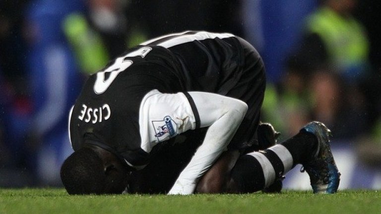 Папис Сисе. Шест години по-късно подобна драма се разигра и във Висшата лига. Нюкасъл подписа договор с компанията Wonga, предоставяща заеми "същия ден и без никакви документи". Разбира се, срещу огромен процент. За Сисе това е напълно неприемливо. Сенегалецът обаче бе принуден да се съобрази с решенията на работодателя - религията е религия, но условията по договора трябва да се спазват.