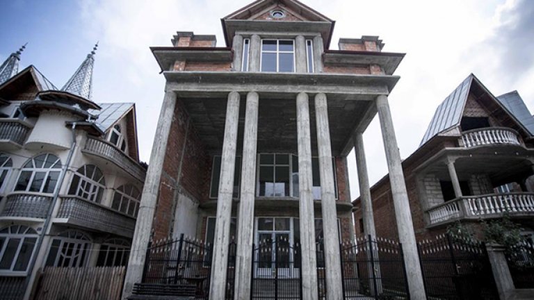 Този триетажен палат се отличава с гръцки колони. Колкото по-близо до централната улица са постройките, толкова по-богати са собствениците им