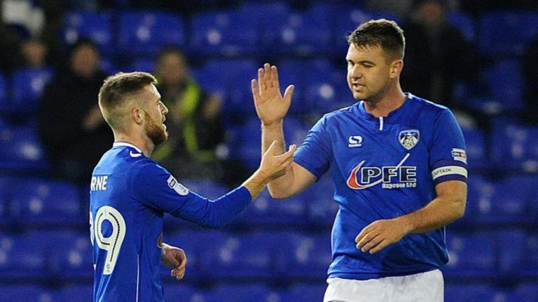 Джерард (вдясно) се притече на помощ на рефера Банкс.