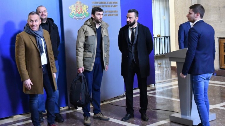 Как виждате бъдещето на Левски и как ще я караме оттук нататък, гласеше първият въпрос към премиера. Хора, които истински обичат своя клуб, биха попитали премиера съвсем други неща. Например - вярно ли е казал на Васил Божков да вземе Левски, защото самият той няма да го взима?