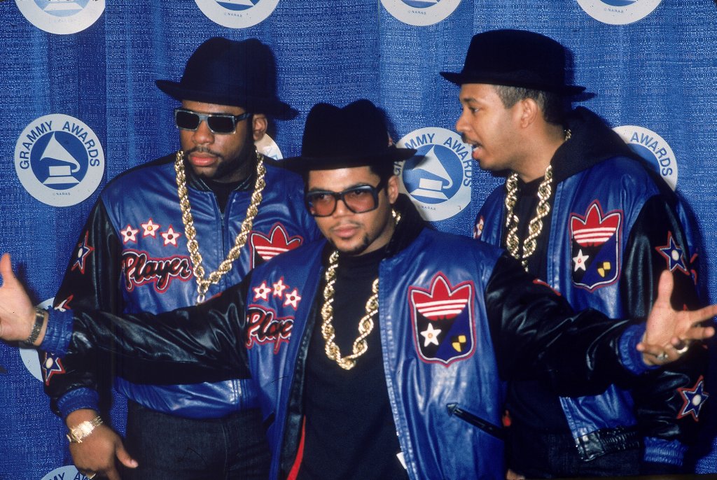Run DMC
Джоузеф Симънс, Дарил Макданиелс и Джейсън Мизъл са самото олицетворение на хип-хоп музиката. Те са най-успешните, най-обичаните, най-популярните и най-продаваните рапъри на 80-те - изобщо те са първите хип-хоп суперзвезди. Не само създадоха нова мода на обличане с техните шапки “идиотки”, бели развързани кецове и кожени якета, но като цяло задоха нов курс за целия жанр. Имат повече от добро сътрудничество с легендарния продуцент Рик Рубин, а връхната точка от тази колаборация е двойно платиненият албум “Raising Hell” от 1986 г.