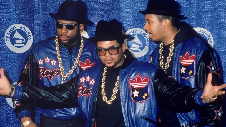 Run DMC
Джоузеф Симънс, Дарил Макданиелс и Джейсън Мизъл са самото олицетворение на хип-хоп музиката. Те са най-успешните, най-обичаните, най-популярните и най-продаваните рапъри на 80-те - изобщо те са първите хип-хоп суперзвезди. Не само създадоха нова мода на обличане с техните шапки “идиотки”, бели развързани кецове и кожени якета, но като цяло задоха нов курс за целия жанр. Имат повече от добро сътрудничество с легендарния продуцент Рик Рубин, а връхната точка от тази колаборация е двойно платиненият албум “Raising Hell” от 1986 г.