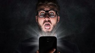 телефонът ми ме подслушва